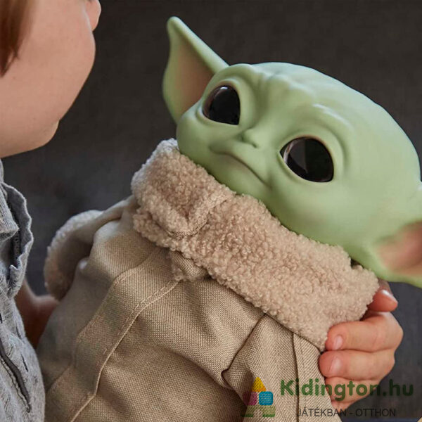 Star Wars, Mandalorian: Baby Yoda plüssfigura, játék közben (28 cm)